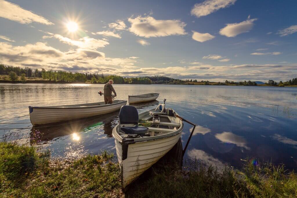 Best Fish Finder -Lowrance vs Humminbird vs Garmin vs Simrad